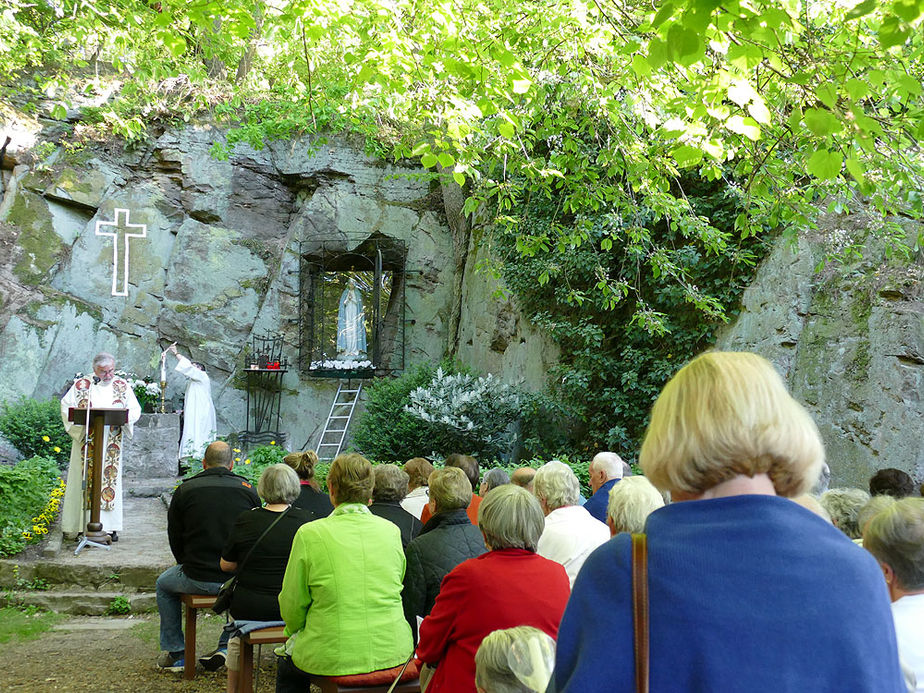 Maiandacht mit Krönung der Fatima-Madonna (Foto: Karl-Franz Thiede)